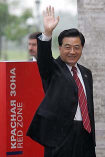 Chinese President Hu Jintao waves as he arrives for a G8 summit meeting in Konstantinovsky Palace in St. Petersburg July 17, 2006.