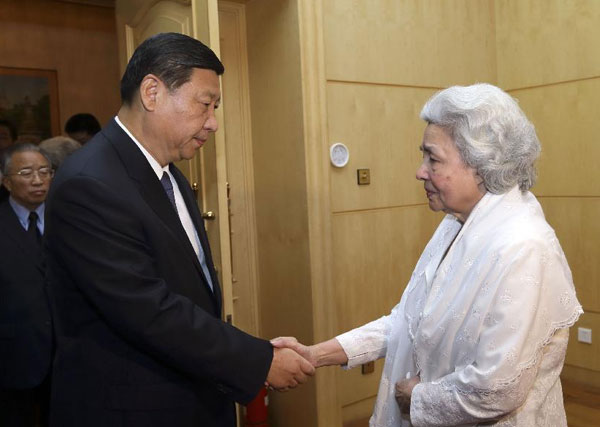 Chinese Vice-President Xi Jinping visits Cambodian Queen Mother Norodom Monineath Sihanouk to express condolences and sympathies for the death of Cambodian King-Father Norodom Sihanouk in Beijing, capital of China, Oct 15, 2012. Xi expresses condolence to Cambodia's former queen