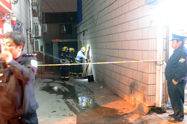Firefi ghters remove bloodstains after a man killed two women and attacked passers-by in Shanghai's Fengxian district on Wednesday. XU CHENG / FOR CHINA DAILY 11 still hospitalized after knife attack in Shanghai