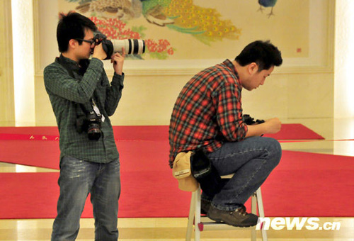 兩會(huì)攝影記者的百變身姿