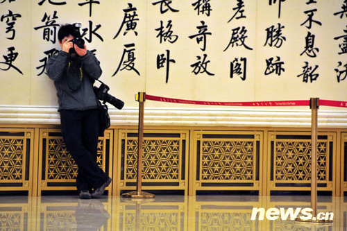 兩會(huì)攝影記者的百變身姿