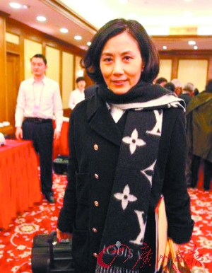 明星委員低調(diào)秀名牌 宋祖英學(xué)乖掩藏logo(圖)