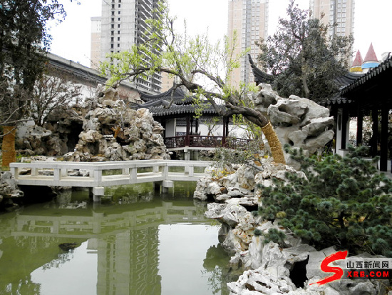 西部百億元村東嶺村百姓免費(fèi)上學(xué)住房年年分紅
