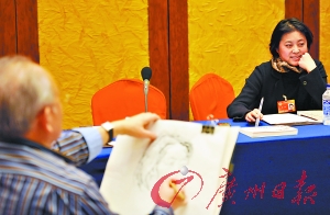 委員現(xiàn)場為倪萍畫像(圖)
