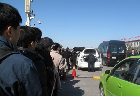 政協(xié)開(kāi)幕式前等待的記者們