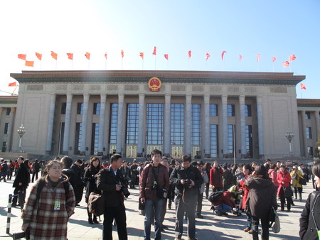 政協(xié)開(kāi)幕式前等待的記者們