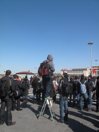 政協(xié)開(kāi)幕式前等待的記者們