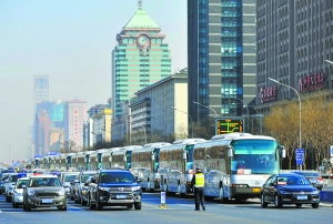 兩會(huì)車隊(duì)路口等紅燈 市民贊“這樣挺好”（圖）