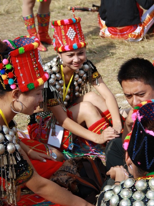 云南各族兒女多華彩 絢麗服飾最搶眼（組圖）