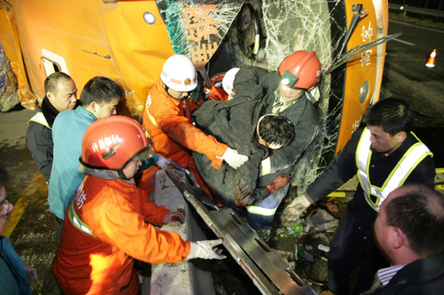 河南客車高速路上側(cè)翻 15人受傷(圖)