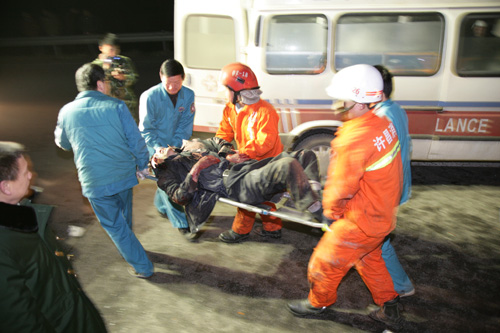 河南客車高速路上側(cè)翻 15人受傷(圖)