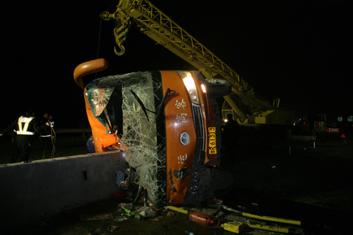 河南客車高速路上側(cè)翻 15人受傷(圖)