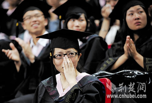 畢業(yè)典禮校長(zhǎng)講話串聯(lián)熱詞 7700學(xué)子喊“根叔”