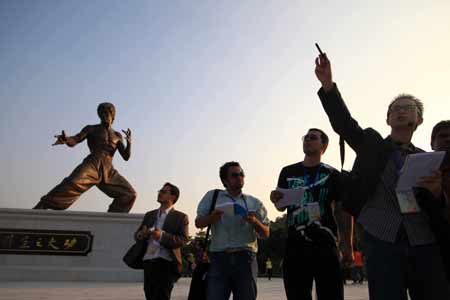 亞洲主流媒體看廣東采訪團(tuán)參觀李小龍故居