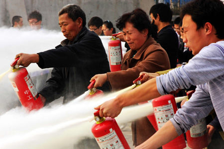 消防演練走進校園 中原工學(xué)院學(xué)生體驗避險自救