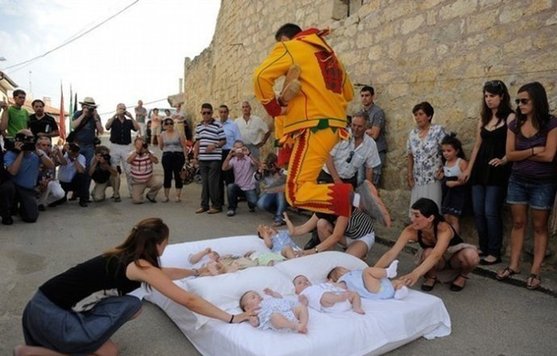 實拍西班牙跨嬰驅(qū)魔的怪異節(jié)日！