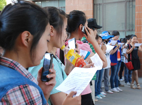 石大百名學(xué)子獻(xiàn)歌母親節(jié) 祝媽媽節(jié)日快樂