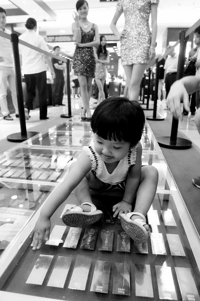 武漢一商家用200公斤金磚鋪道 價值7000萬(圖)