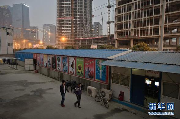 成都現(xiàn)“農(nóng)民工網(wǎng)吧” 每小時收費(fèi)1元