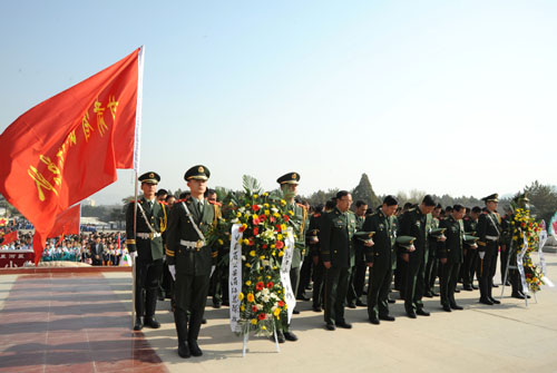 甘肅消防總隊舉行清明祭掃革命烈士陵園活動
