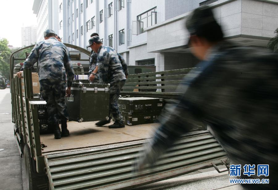 軍隊(duì)、消防、醫(yī)療等部門迅速馳援雅安受災(zāi)區(qū)