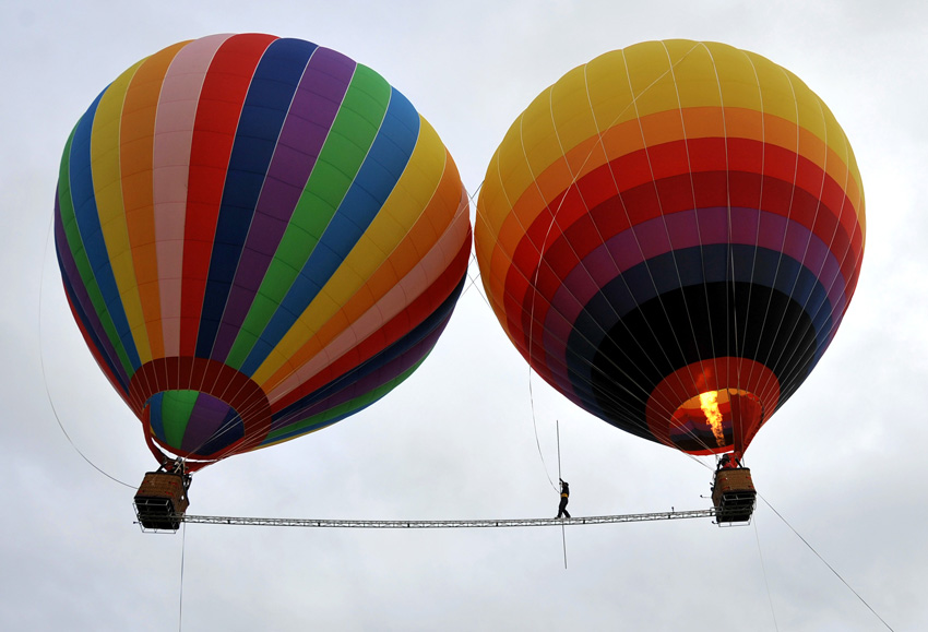 高清：“高空王子”熱氣球間走鋼梁 創(chuàng)吉尼斯紀錄