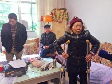 四川“訛人”老太受訪當(dāng)場(chǎng)下跪:我是被冤枉的(圖)