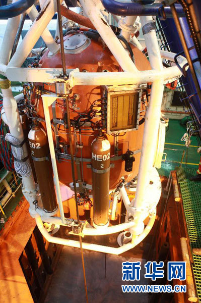 中國(guó)首次人工潛入300米深海“龍宮”探摸成功