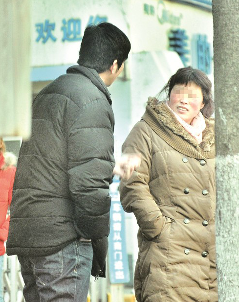 兒子畢業(yè)2年未歸 母親站28小時(shí)來漢在網(wǎng)吧找到兒子