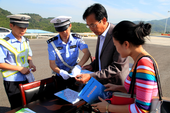 福建：高速免費(fèi)首日 景區(qū)通行有序
