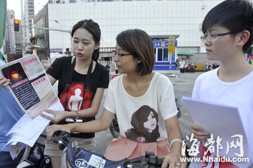 高中生微博組織小伙伴 福州街頭勸導(dǎo)闖紅燈者