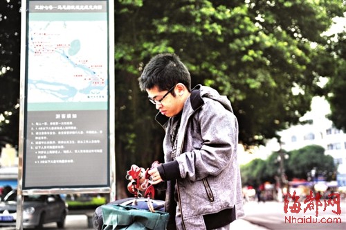 求職碰壁 廈門大學(xué)身殘博士福州街頭練攤(圖)