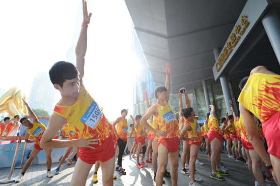 13分54秒！奧運(yùn)選手勇奪廣州IFC登高賽冠軍