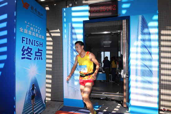 13分54秒！奧運(yùn)選手勇奪廣州IFC登高賽冠軍