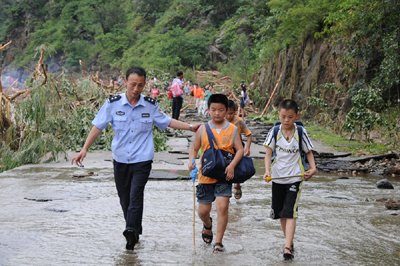 河南西峽縣：狂風(fēng)暴雨中107位游客一個(gè)都不少