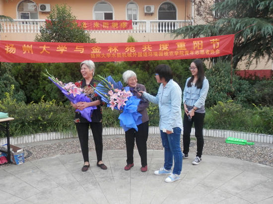 “義演”進(jìn)社區(qū) 揚大學(xué)子重陽前夕給老人送溫暖