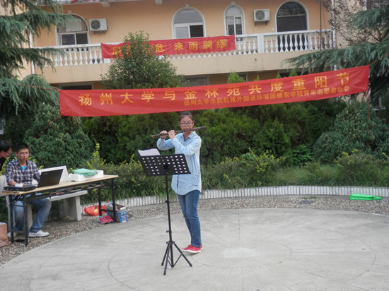 “義演”進(jìn)社區(qū) 揚大學(xué)子重陽前夕給老人送溫暖