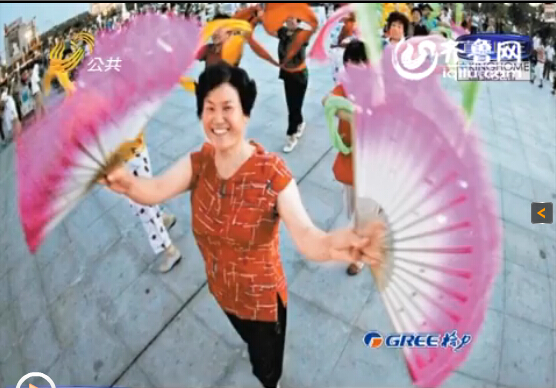 德州廣場舞大媽PK敲大鼓大爺 上演地盤“爭奪戰(zhàn)”