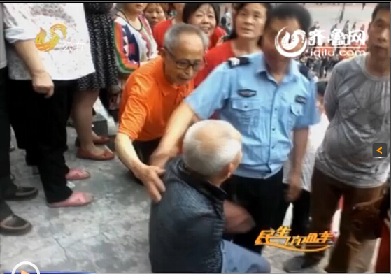 德州廣場舞大媽PK敲大鼓大爺 上演地盤“爭奪戰(zhàn)”