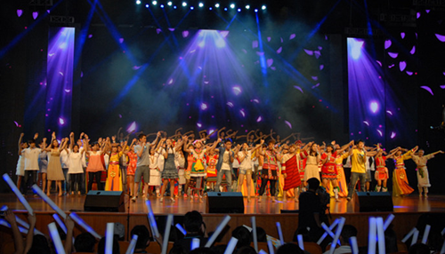 2013臺(tái)胞青年夏令營(yíng)營(yíng)員聽(tīng)王安憶講述上海