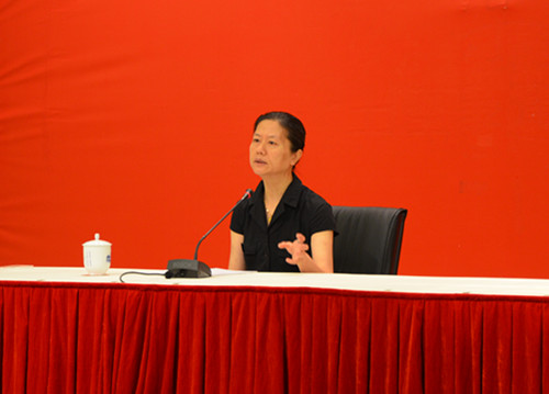 2013臺(tái)胞青年夏令營(yíng)營(yíng)員聽(tīng)王安憶講述上海