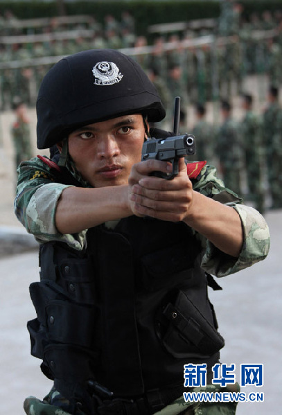 烈日下,武警上??傟?duì)苦練反劫