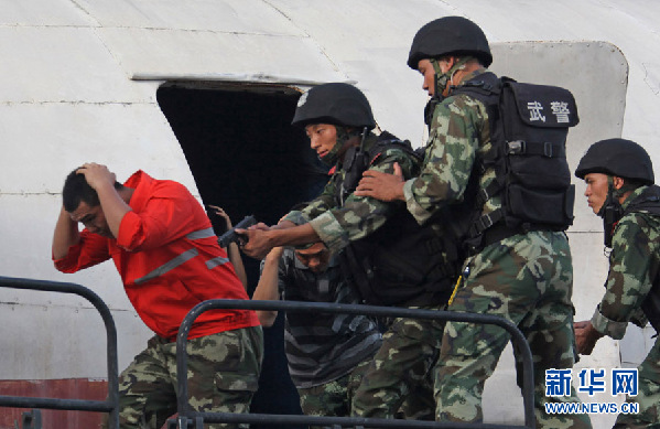烈日下,武警上??傟?duì)苦練反劫