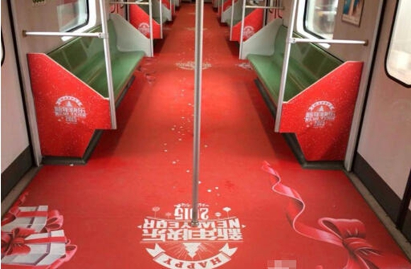 1號線車廂內(nèi)“新年快樂2015”原是廣告裝飾