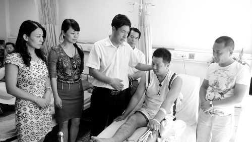 車禍中父子被困車內(nèi) 路人相救兒求先救父(圖)