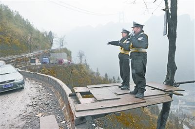 “最牛交警”懸崖上執(zhí)勤18年 省委書記登坡慰問