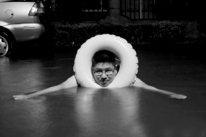 京城暴雨捧紅“POSE哥”:把雨當(dāng)海 把車當(dāng)船(圖)