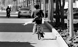 小學(xué)生戴綠領(lǐng)巾惹爭(zhēng)議 評(píng)論稱比抽教鞭更加惡毒