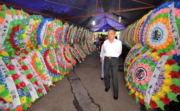 多地群眾自發(fā)前往吊唁“最美司機(jī)”吳斌(圖)