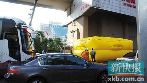 深圳男子爬地鐵站頂棚欲自殺致地鐵停運一小時